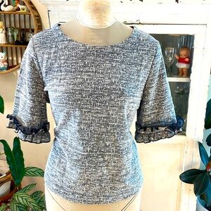 TEXTURED BOUCLE RUFFLE-CUFF TOP - L